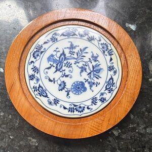 Classic Blue Floral Ceramic Plate with Wooden Base